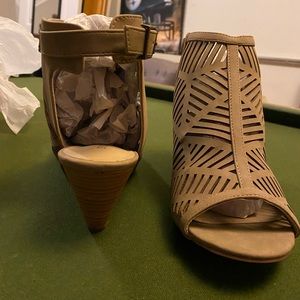 Low height shoe dazzle wedge sandals